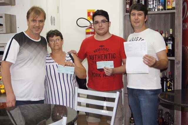 REDE DE POSTOS JACARÉ REALIZA ENTREGA DE CHEQUES DE DOAÇÃO DA CAMPANHA ABASTEÇA E DOE EM PROL DE BRUNO E PEDRO