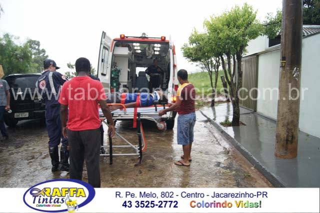 ADOLESCENTE AO FUGIR DA CHUVA CAI E FRATURA PERNA NO MORADA DO SOL