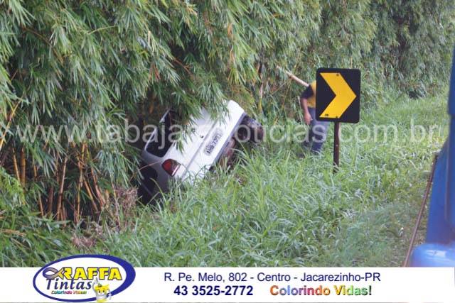 MOTORISTA E PASSAGEIRO SAEM ILESOS APÓS DERRAPAR E SAIR DA PISTA NO KM 27 DA BR 153 EM JACAREZINHO