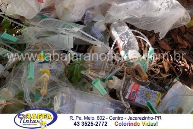 POPULARES ENCONTRAM LIXO HOSPITALAR JOGADO NO PÁTIO DO ANTIGO IBC