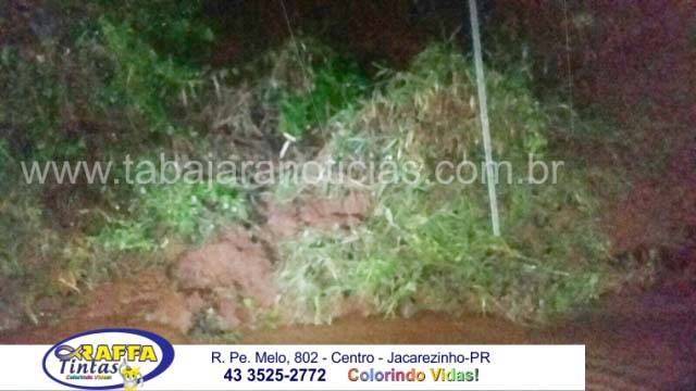 QUEDA DE BARREIRA INTERDITA MEIA PISTA NO KM 40 DA PR 439 ENTRE ABATIA E RIBEIRÃO DO PINHAL