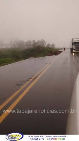 PR 092 INTERDITADA APÓS DESMORONAMENTO DE ENCOSTA E CARRO CAIR EM BURACO PRÓXIMO A WENCESLAU BRAZ