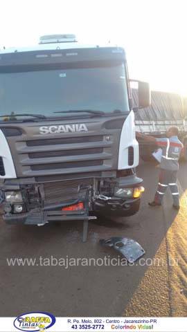 MOTORISTA SOFRE MAL SÚBITO E BATE CARRETA EM MURETA DE VIADUTO EM ANDIRÁ