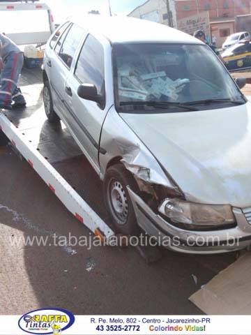 APÓS ACIDENTE MOTORISTA FOGE E ABANDONA CARRO CHEIO DE CIGARROS CONTRABANDEADOS EM ANDIRÁ