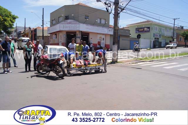ACIDENTE ENTRE CARRO E MOTO DEIXA UMA PESSOA FERIDA NO CENTRO DE JACAREZINHO