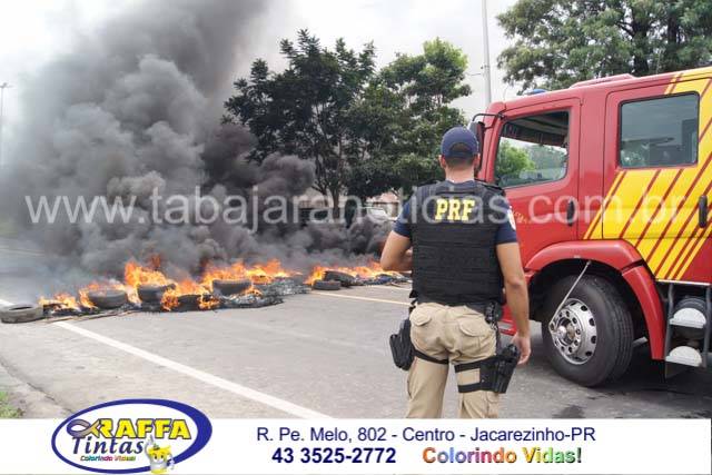 POPULARES FAZEM PROTESTO E INTERDITAM BR 153 EM SANTO ANTONIO DA PLATINA