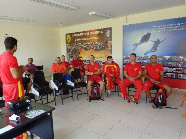 BOMBEIROS DE JACAREZINHO REALIZAM TREINAMENTO DE MERGULHO E SALVAMENTO AQUÁTICO