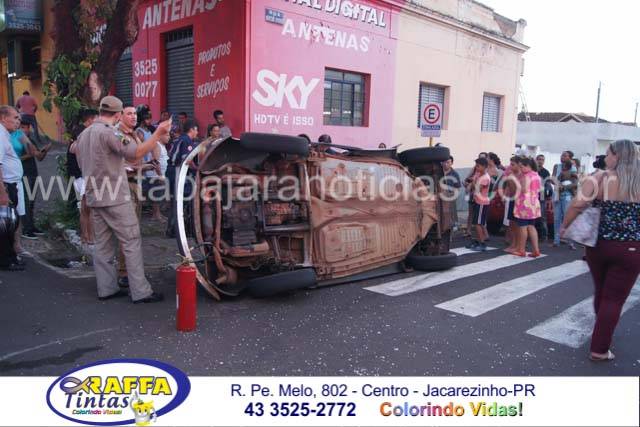 FUSCA TOMBA APOS COLIDIR COM MOTO NO CENTRO DE JACAREZINHO QUATRO FICAM FERIDO NO ACIDENTE