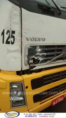 COLISÃO ENTRE DUAS CARRETAS NO TREVO DE ACESSO A BARRA DO JACARÉ