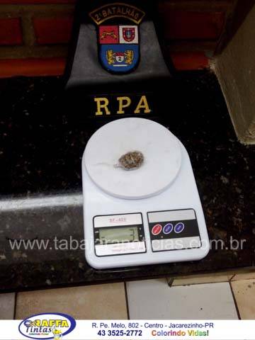 POLICIA MILITAR PRENDE RAPAZ COM DROGAS NO PARQUE ECOLÓGICO EM JACAREZINHO