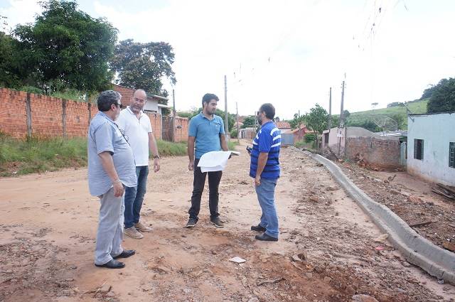 Engenheiros da Secretaria Estadual de Desenvolvimento Urbano (SEDU) visitam obras na Vila Scyllas Peixoto