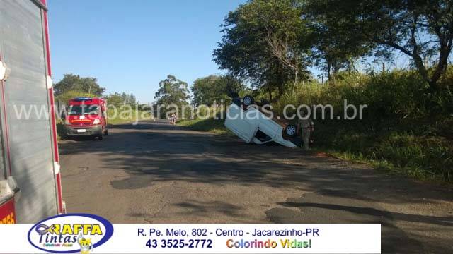 MOTORISTA PERDE O CONTROLE E CAPOTA FIORINO NA PR 431 ENTRE RIBEIRÃO E JACAREZINHO