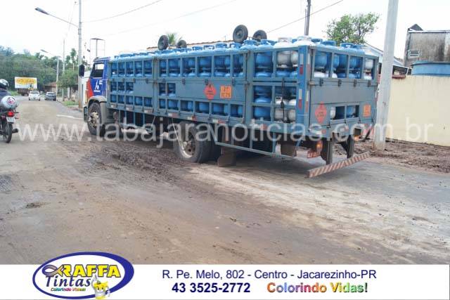 CAMINHÃO DE ENTREGAS DE GÁS FICA ATOLADO EM VALETA ABERTA EM RUA DE JACAREZINHO