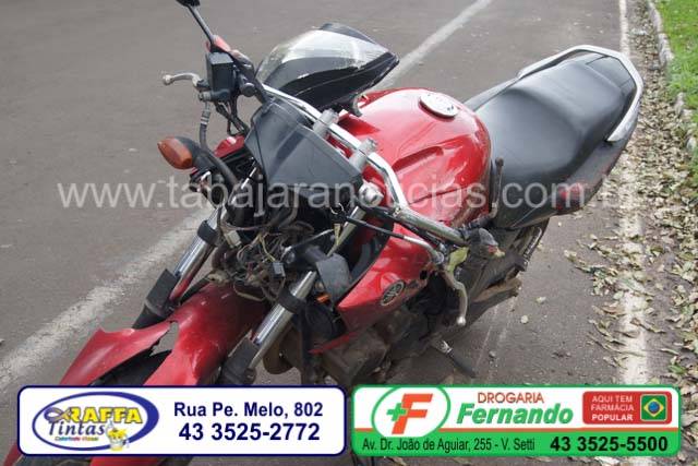 DOIS FERIDOS EM ACIDENTE ENTRE CARRO E MOTO NO CENTRO DE JACAREZINHO