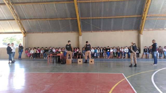 ALUNOS DA ESCOLA MUNICIPAL RUTH PIMENTEL VISITAM A SEDE DO 2º BATALHÃO