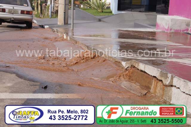 ADUTORA DE ÁGUA DA SANEPAR ESTOURA E DANIFICA CALÇADA NA ALAMEDA PADRE MAGNO