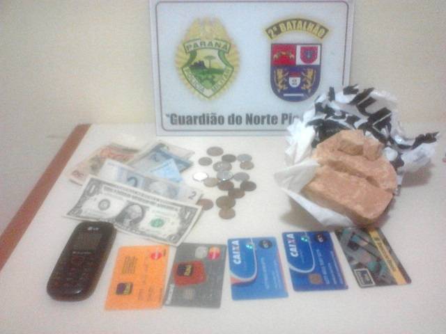 POLÍCIA MILITAR PRENDE MULHER EM POSSE DE DROGAS EM RIBEIRÃO DO PINHAL