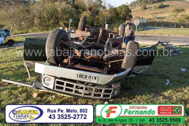 TRES FERIDOS EM CAPOTAMENTO DE CAMINHONETE NO TREVO DE SÃO SEBASTIÃO NA CACHOEIRA