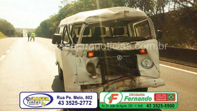 Kombi colide contra traseira de caminhão na Rodovia Raposo Tavares próximo a entrada da cidade de Salto Grande.