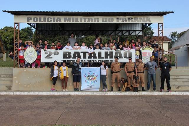O “GUARDIÃO DO NORTE PIONEIRO” REALIZA DEMONSTRAÇÃO COM CÃES AOS ALUNOS DO SESC/SENAC DE JACAREZINHO