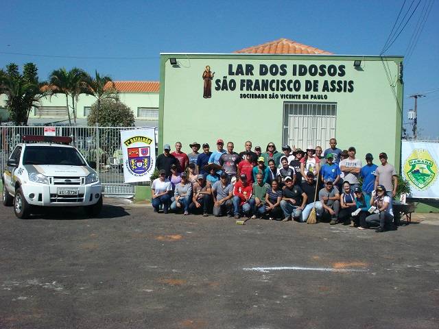 EM COMEMORAÇÃO AOS 162 ANOS DA PMPR, TURMA DO CURSO DE FORMAÇÃO DE POLICIAIS MILITARES REALIZAM AÇÃO SOCIAL EM PROL DO LAR DOS IDOSOS SÃO FRANCISCO DE ASSIS.