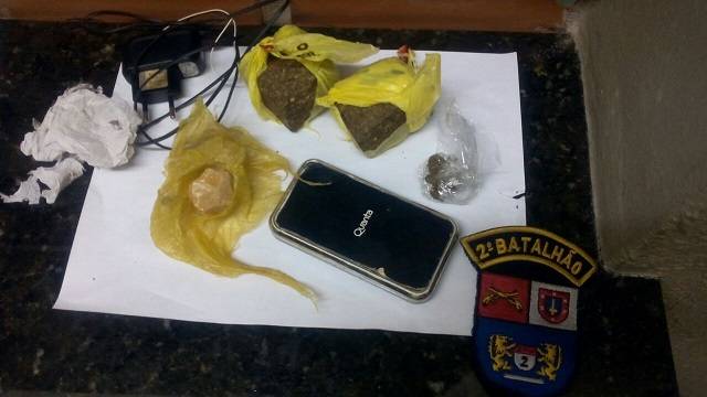 POLÍCIA MILITAR PRENDE MULHER POR TRÁFICO DE DROGAS EM JACAREZINHO