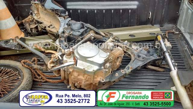 POLICIA MILITAR APREENDE TRÊS MENORES DESMONTANDO UMA MOTOCICLETA NA VILA SÃO PEDRO
