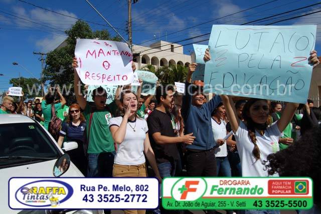 ALUNOS PROTESTAM CONTRA MP 746 QUE PREVÊ REFORMA NO ENSINO MÉDIO