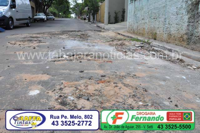 BURACO NA RUA A MAIS DE CINCO MESES CAUSA TRANSTORNOS E PREJUÍZOS A EMPRESA NO CENTRO DE JACAREZINHO