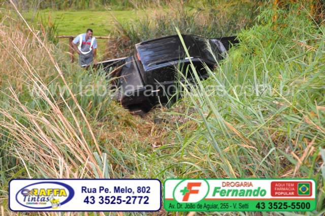 MAIS UMA CAMINHONETE DERRAPA NA PISTA E CAI EM RIBANCEIRA NO KM 28 DA BR 153