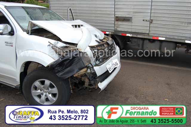 HILUX COLIDE NA TRASEIRA DE CAMINHÃO EM LOMBADA DA BR 153 EM JACAREZINHO