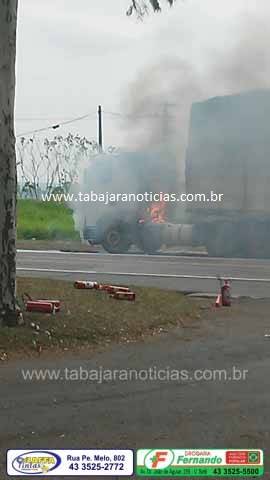CARRETA PEGA FOGO NA BR 153 EM FRENTE A BBA EM JACAREZINHO MATÉRIA COM VÍDEO