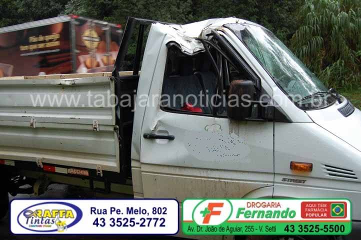 RODA DE CAMINHONETE TRAVA E CAUSA ACIDENTE NA BR 153 PRÓXIMO A SANTO ANTONIO DA PLATINA