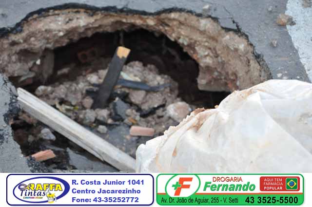 Buraco em rua do Parque dos Mirantes está se transformando em cratera moradores perguntam cade o IPTU