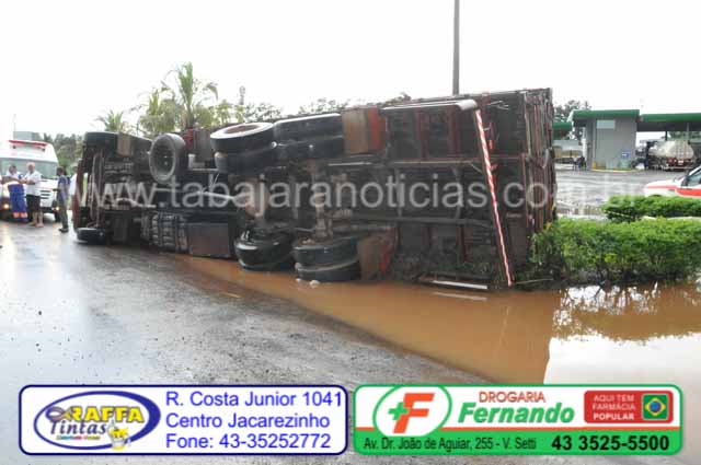 Caminhão carregado com abacaxi tomba na saída de posto na BR 153