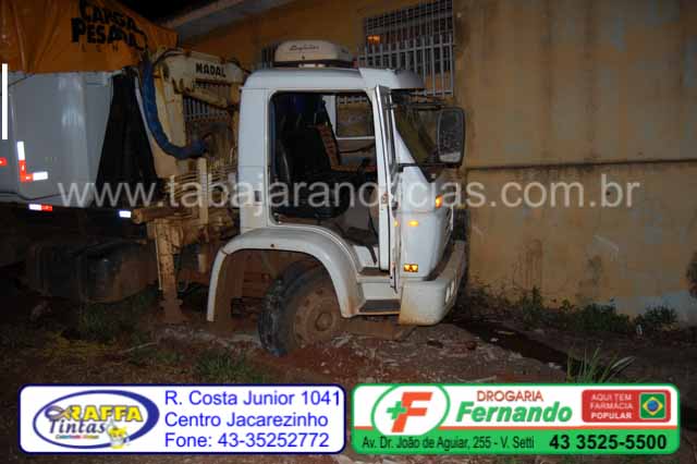 Caminhão sem freios bate em muro de residencia em Cambara