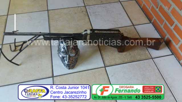 Equipe motos da Policia Militar apreende simulacro de espingarda em Jacarezinho