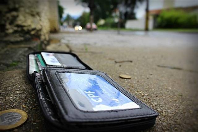 Mulher perde carteira com dinheiro e documentos no centro de Jacarezinho ajude a encontrar