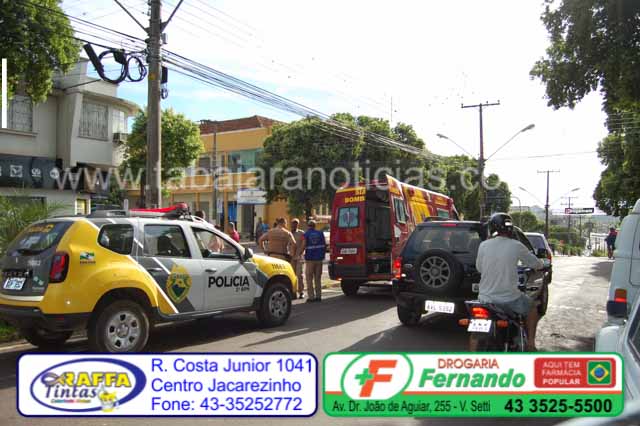 Fio pendurado sobre avenida causa acidente de moto em Jacarezinho