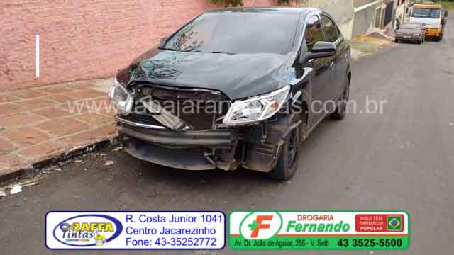 Carro avança preferencia e colide com caminhão no centro de Jacarezinho