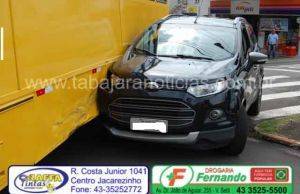Acidente entre carro e ônibus no centro de Jacarezinho