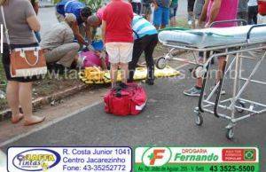 Acidente entre CB 300 e Siena deixa motociclista gravemente ferido no cento de Jacarezinho