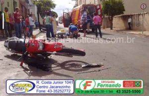 Colisão entre carro e moto deixa uma pessoa ferida no centro de Jacarezinho