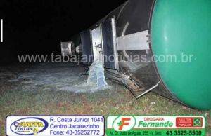 Carreta carregada com 35 mil litros de leite tomba no km 26 da BR 153
