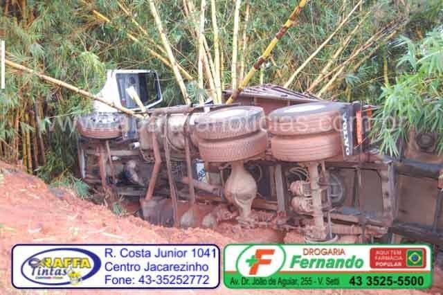 Carreta tombada BR 153 - Tabajara Noticias