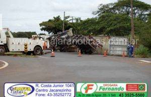 Carreta tomba na BR 153 e o contêiner pode ter tombado em cima de um motociclista