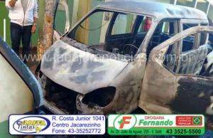 Carros são incendiados por vândalos durante a madrugada em Cambara
