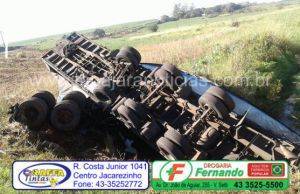 Caminhão perde o controle e capota no km 34 da BR 369