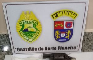 Jovem é preso com drogas e arma ao desembarcar de ônibus em Jacarezinho