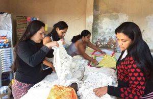 Presas de Wenceslau Braz confeccionam tapetes para ajudar crianças com deficiência